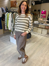 Load image into Gallery viewer, Barrel style stretch pants- 2 colours

