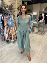 Load image into Gallery viewer, LINEN BARREL STYLE TROUSERS
