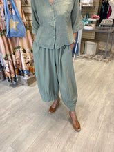 Load image into Gallery viewer, LINEN BARREL STYLE TROUSERS
