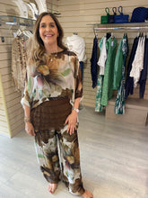 Load image into Gallery viewer, Hibiscus ruffle top chocolate
