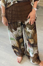 Load image into Gallery viewer, Hibiscus pant chocolate

